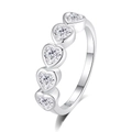 Elegante anello in argento sterling S925 con cinque zirconi a cuore visto da un angolo di 45° - US 5 / Argento