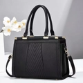 Sac à main élégant en cuir noir grainé avec coutures en V et accessoires dorés - Noir