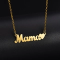 Dettaglio macro della collana dorata Mama con ciondolo a lettere e piccolo cuore - Cuore Pieno Mama / Oro