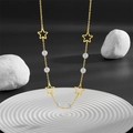 Élégant collier doré avec pendentifs étoiles évidées et perles blanches sur une chaîne - Or (F409)