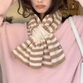 Gebreide gestreepte sjaal in bruin en beige met handige kruislus en leren label - Khaki Beige