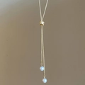 Détail du collier Y ajustable en chaîne serpent dorée avec curseur zircon et perles bleues - Chaîne de Clavicule Plaquée Or 18k (WN1300) / Collier Doré - Perle Blanche