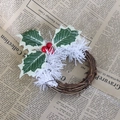 Détail de mini couronne de Noël avec baies rouges et épines de pin sur base de rotin - Couronne de Vigne en Herbe Blanche 10cm