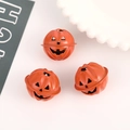 Tre campanelli in metallo arancione a forma di zucca di Halloween con facce incise - Con Anello di Sospensione / Arancione Verniciato