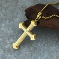 Gros plan d'un pendentif croix en acier doré avec le texte gravé du Notre Père - Pendentif uniquement / Pendentif Doré (Sans Chaîne)