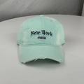 Detail der mintgrünen Vintage-Baseballkappe mit New York-Stickerei und Riss am Schirm - Einheitsgröße (58-60cm) / Grün