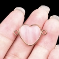 Connecteur cœur en quartz rose avec cadre doré tenu en main pour bijoux DIY - Quartz Rose Double Trou (Or)