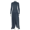 Detail van de jurk met hoge nek en lange mouwen met geplooide taille en split in grijsblauw - S / Zwart