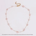 Detalle del collar dorado con piedras naturales rosas, perlas blancas y cierre de langosta - Estilo de Empalme de Perlas de Piedra Natural Rosa / Collar de Oro