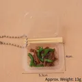 Miniatuurhanger met rundvlees en groene paprika, inclusief kleine stokjes en ketting - Rundvlees met Groene Paprika