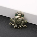 Spilla a rana vintage in bronzo con smalto verde e corona su sfondo nero - Stile Corona Retrò / Verde Bronzo