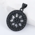 Λεπτομέρεια μαύρου μενταγιόν πυξίδα Vegvisir με ρούνους Futhark σε λευκή πέτρα - Μαύρο (Μόνο Μενταγιόν)