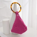 Sac à main triangle au crochet fait main rose fuchsia avec anse ronde ambrée et gland - Rose