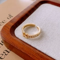 Makro-Detail des vergoldeten H-förmigen offenen Rings mit elegantem Zirkon-Besatz - H-Buchstabe Offener Stil / Gold (Echtgold Vergoldet)