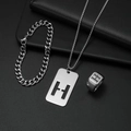 Detailaufnahme des silbernen Titanschmucksets mit H-Buchstabenkette und kubanischem Armband - Set H
