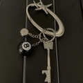 Portachiavi in metallo argento con anello a stella, ciondolo palla 8 e un dado - Anello Ovale Stella + Dado + 8 Nero + Apri-chiavi