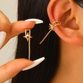 Ear cuff de estrella en acabado dorado con piedra de circón rubí en el modelo - Estilo Gema Roja Estrellada (6194)