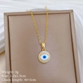 Dettaglio della collana Malocchio dorata con gemma blu e cristalli in scatola regalo - Stile Malocchio (E422) / Oro