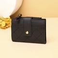 Detalle de cartera corta acolchada negra con ranuras para tarjetas y cremallera dorada - Negro