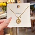 Collana con trifoglio dorato con trama radiale e dettaglio in zircone bianco da donna - Stile Quadrifoglio Inciso (X777) / Oro