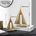 Set aus zwei modernen mattgoldenen Segelboot-Skulpturen aus Harz für die Bürodekoration - Gold