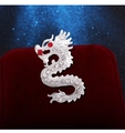 Gros plan détaillé d'une broche dragon en argent sertie de cristaux rouges et strass - Dragon Argenté avec Strass (5109284685241)