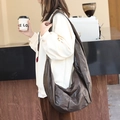 Borsa hobo grande in morbida ecopelle marrone scuro con eleganti dettagli plissettati - caffè