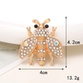 Dettaglio di una spilla a forma di ape dorata con strass e dimensioni 4,2cm x 4cm - D1067 Ape Bianca con Base Dorata