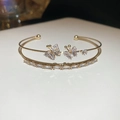 Dettaglio macro del bracciale placcato oro 18K con farfalle in zircone e cristalli - Oro-Farfalla Trapano Quadrato (17#HB3099)