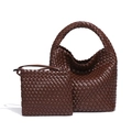 Ensemble cabas tressé marron foncé avec pochette assortie sur fond blanc immaculé - Café Foncé