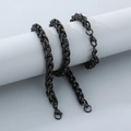 Detalle de un collar de acero inoxidable negro envuelto en un cilindro de exhibición blanco - 8mm / Pulsera 19CM / Negro