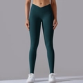 Dettaglio della vita a V incrociata sui leggings da yoga a vita alta verde petrolio - Taglia S / Pantaloni e gonne / Verde Germano