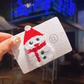 Schattige sneeuwpop pluche haarklem met rode muts en sjaal op een witte kaart - Sneeuwpop