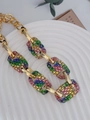 Vue détaillée d'un collier rétro doré avec des maillons sertis de cristaux arc-en-ciel - Coloré