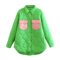Dettaglio della giacca trapuntata verde con tasche rosa a contrasto e cuciture di qualità - S / Verde Fluorescente