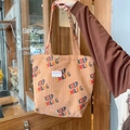 Détail du sac cabas en velours côtelé camel avec imprimé Keep Smiling et bouton pression - Marron