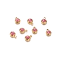 Vue macro de breloques en zircon rose 6mm avec montures en acier inoxydable doré - 20 Pièces / 11.5g / Cadre Doré / Zircone Rose Foncé