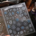 Pegatinas de uñas de copos de nieve KX495 en azul y plata con brillo holográfico láser - KX-495 Copo de Nieve Azul Plata / Pegamento de Gelatina + Efecto de Fragmentos de Vidrio