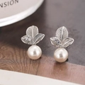 Orecchini a perno in argento a foglia con perla bianca e piccoli cristalli luminosi - Stile Argentato (D9330)