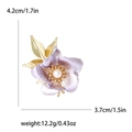 Exquisito broche de narciso en esmalte púrpura con hojas doradas y detalle de perla - Morado