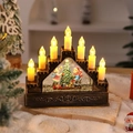 Dettaglio della lanterna di Natale con sette candele LED e scena con neve - Ragazzo e Albero di Natale