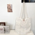 Weiße Canvas-Tasche mit rosa Herzchen-Print und Schleifen-Detail am Verschluss - Rosa