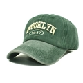 Vue détaillée de la broderie 3D Brooklyn 1947 sur une casquette de baseball vert délavé - M (56-58cm) / Vert Foncé