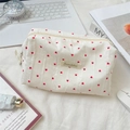 Kosmetiktasche mit rotem Herzmuster auf einem Schreibtisch neben Laptop und Büchern - Rot / Groß