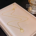 Collana in titanio dorato con ciondolo in pietra di luna rotonda e fiocco di diamanti - Stile Ciondolo Fiocco con Pietra Occhio di Gatto (X097) / Oro