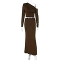 Detail van een donkerbruine tweedelige set met off-shoulder top en slanke maxi-rok - S / koffiekleur