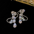 Detail von luxuriösen Schleifenohrringen mit funkelnden Zirkonia-Tropfenanhängern - Silberne Schleife Wassertropfen Ohrstecker (925 Sterling Silber Stift)