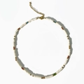 Collar de cuentas de colores con colgante de corazón púrpura y cierre de oro de 18k - Estilo de Cuentas Blancas