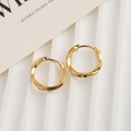Klassische goldene gedrehte Creolen mit eleganter Spiralstruktur und Metallglanz - Mobius Twist Creolen / Gold