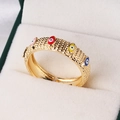 Détail d'une bague dorée avec yeux émaillés colorés et zircons sur fond neutre - Ouvert Réglable / Multi-Œil Coloré Bohémien (Style 3)